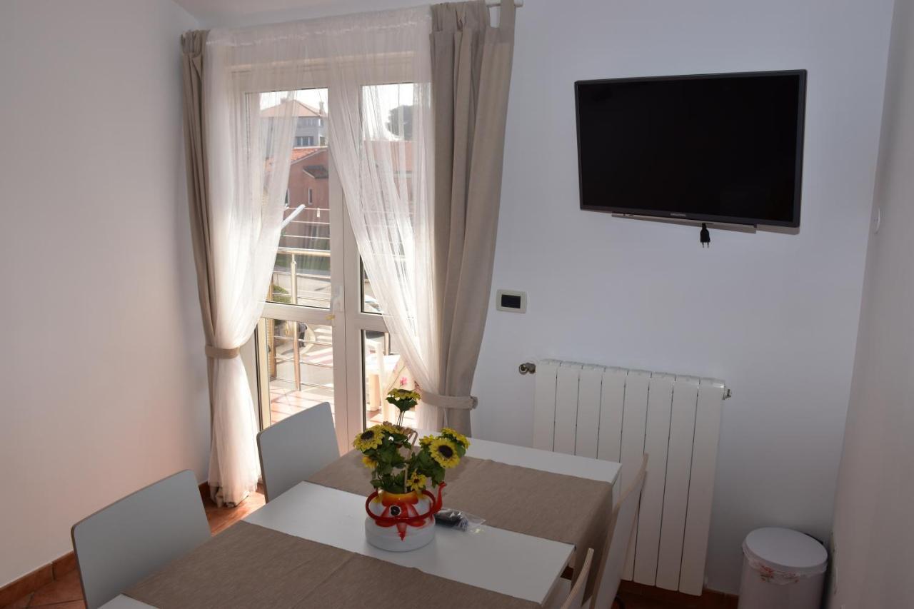 רוביני Rooms And Apartments Robert מראה חיצוני תמונה